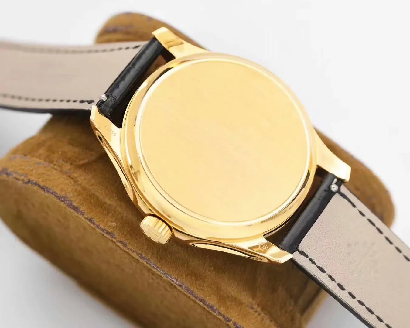 Patek Philippe Classic Series 5227 watch (PP flip cover for short) makes a strong debut! [Case] Watch size 39mm The ivory white enamel dial is smooth and delicate, and the gold three-dimensional hour markers and hands are all treated with precious metal PVD to restore the tall and elegant aura of PP. [Technical breakthrough] 9015 modified PP self-produced Cal.324 SC movement - the large and small splints have flowing luster, the gemstone bearings are bright and natural, the position of the balance wheel is consistent with the original, and the simulation is close to the original factory. [Strap] Equipped with a classic Italian calfskin strap, with clear texture and high quality. The pin buckle has the same structure as the original, is polished neatly and brightly, and can be used with the original product. 5227 is extremely simple and has hidden beauty. It fully reveals the unique temperament of Patek Philippe and is very seductive!